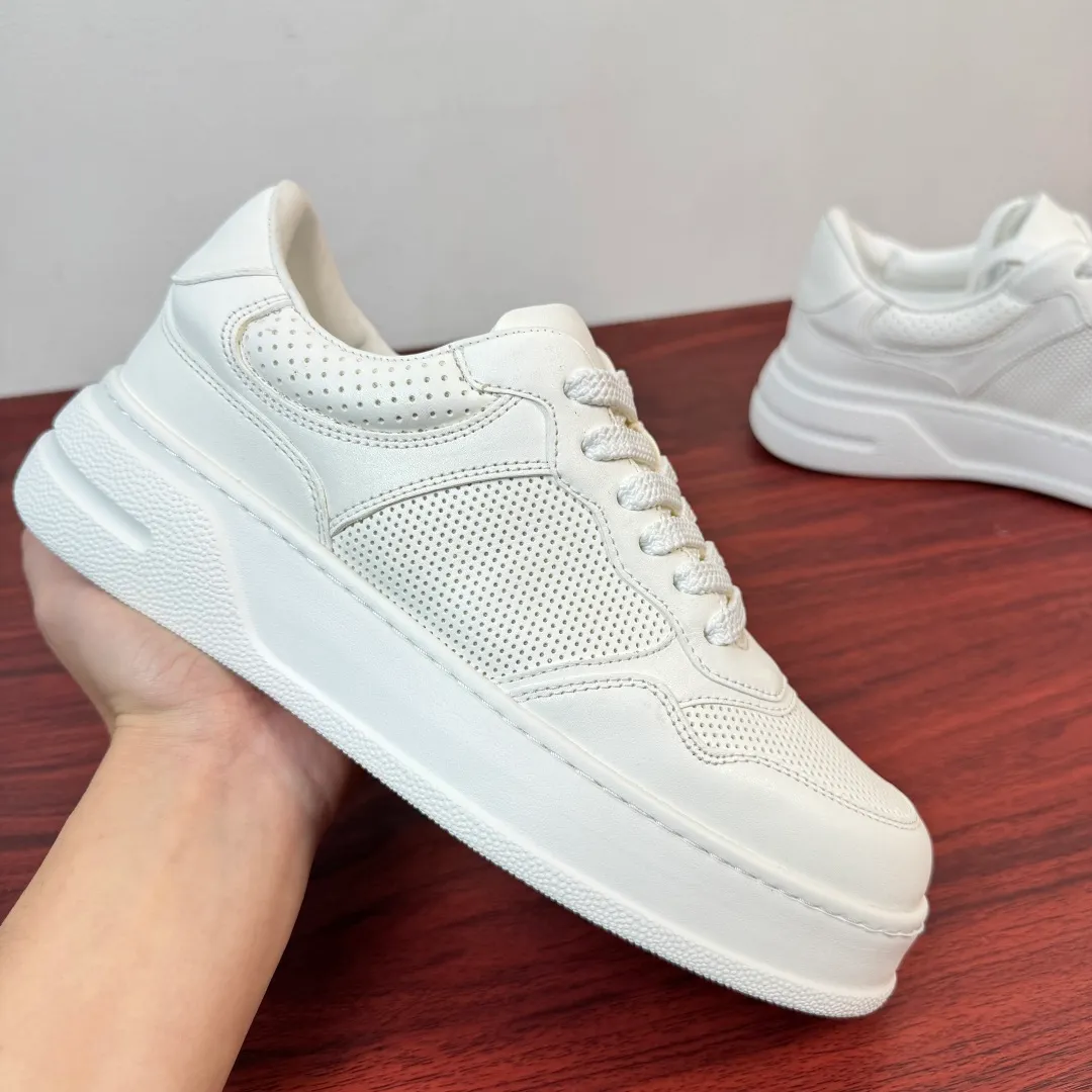 Batch 800 Gucci/Gucci new autumn men's leather sneakers thick-soled lightweight biscuit shoes! In the 2025 autumn and winter series, this sneaker adopts a thick-soled structure and cleverly uses the triple elements of silhouette design, color matching and material. Showcase retro style. This shoe is crafted from cow leather with webbing details and features a lightweight rubber sole for added sophistication. Multiple leathers are finely tailored and precision motorcycle composite splicing creates a full sense of layering. Full calfskin lining and insole, gold logo letter badge details, 5CM thickened lightweight rubber sole, air-glue stitching process, durable without opening the glue and excellent on-foot comfort, flat last shape, easy to match with all types of pants, and comes with a full set of packaging! Size: 39-40-41-42-43-44 leather shoe size (38.45 can be customized) Item number: 431920 full leather white